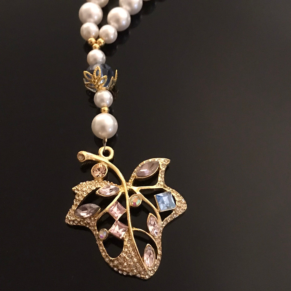 Collier en perles de cultures pendentif feuille joaillerie 2082