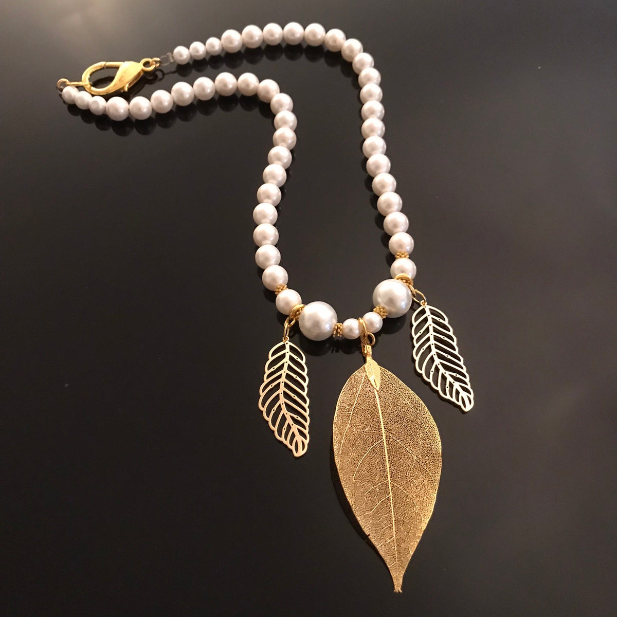 Collier en perles véritables et feuilles d'or 2081