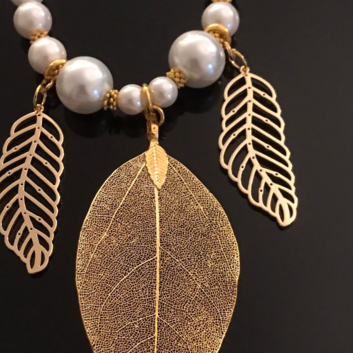 Collier en perles véritables et feuilles d'or 2081