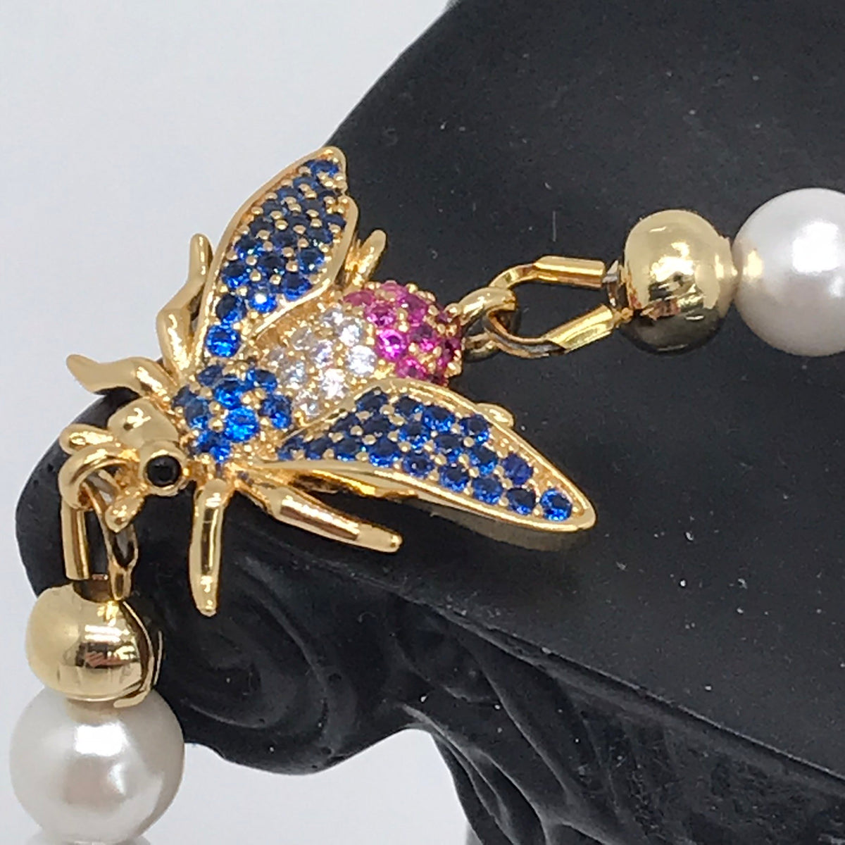 Bracelet perles naturelles et motif "abeille" 1058