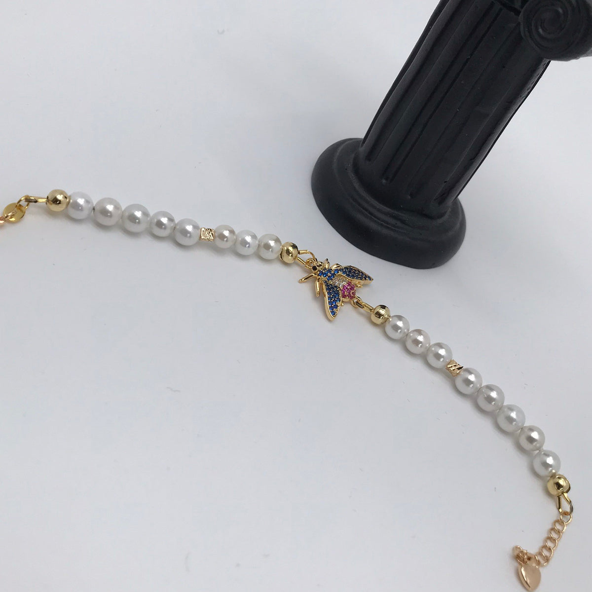 Bracelet perles naturelles et motif "abeille" 1058