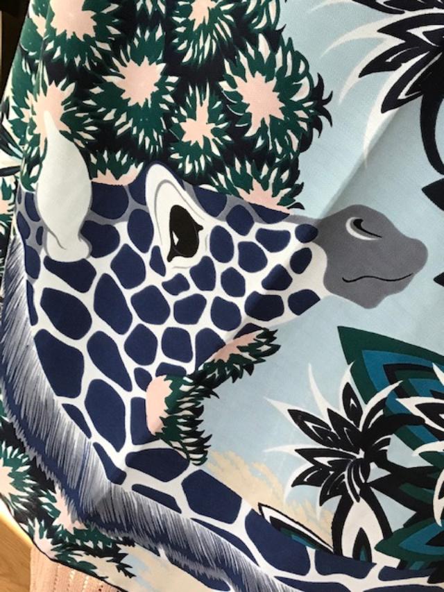 Foulard soie et cachemire motif girafe bleue 4022