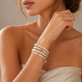 Bracelet Manchette Trois Rangs à Mémoire de Forme – Élégance Nacrée & Éclat Doré
