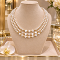 Collier Triple Rang Perles Blanches et Trèfles de Nacre – Fermoir Fleur Plaqué Or 18 Carats | 45 cm