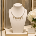 Collier Perles de Coquillage 4 mm & Cinq Pendentifs Plaqués Or – Élégance Intemporelle