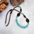 Collier en bois, turquoise et howlite 2131