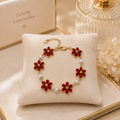 Bracelet Fleur Rouge Rubis & Perles de Culture Plaqué Or – Bijou Luxe Femme Élégant