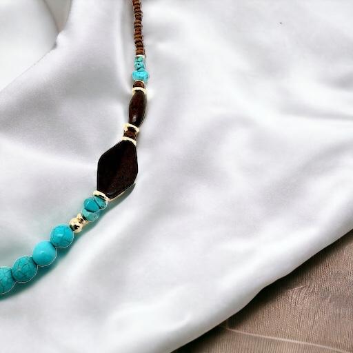 Collier en bois, turquoise et howlite 2131