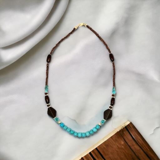 Collier en bois, turquoise et howlite 2131