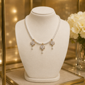 Collier Luxe Perles de Coquillage & Cristaux – Collier Femme Plaqué Or Élégant et Raffiné