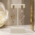Boucles d’Oreilles Fleur en Quartz Rose Naturel et Perle d’Eau Douce Rose Poudré – Plaqué Or