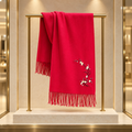 Écharpe rouge en cachemire ultrafin brodée de fleurs de cerisier – 180 × 69 cm