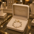 Bracelet luxe perles coquillage & fleurs cristal plaqué or – Bijou femme raffiné ajustable
