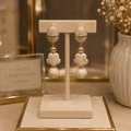 Boucles d’Oreilles Fleur d’Ivoire en Howlite Beige & Plaqué Or – Élégance Précieuse