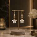 Boucles d’oreilles fleurs de nacre et perles de coquillage – Plaqué or & zirconium ✨🤍