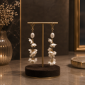 Boucles d’oreilles longues fleurs blanches et perles d’eau douce – Plaqué or 🤍✨