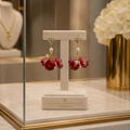 Boucles d’Oreilles Cœur en Plaqué Or, Fleur en Bakélite Rouge & Perles de Coquillage