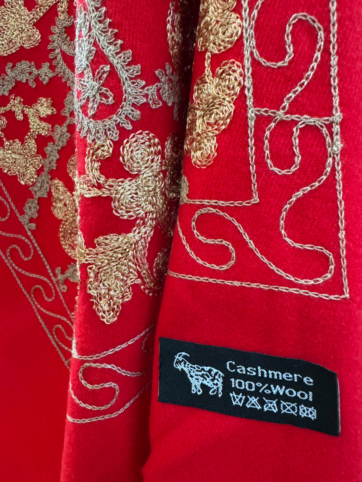 Écharpe en pur cachemire et broderie au fil d’or 4084