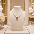 Collier Luxe Perles de Coquillage et Nœud Plaqué Or Sertis Zirconiums – Bijou Élégant