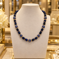 Titre SEO conseillé : Collier lapis-lazuli naturel et émail cloisonné doré – 47 cm