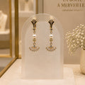 Boucles d’Oreilles Éventail Plaqué Or, Perles de Coquillage & Zirconiums