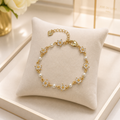 Bracelet Fleur Perles & Cristaux Plaqué Or – Bijou Élégant et Raffiné pour Femme