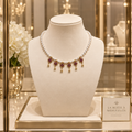 Collier Perles de Coquillage 4 mm & Pendentifs Cristal Rouge Plaqués Or – Élégance Raffinée