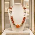 Collier bohème chic en howlite beige, bois et bakélite orange – 62 cm