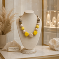 Collier Howlite Beige et Perles de Bois 49 cm – Collier Bohème Chic Artisanal | La Boîte à Merveilles