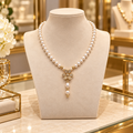 Collier de Créateur en Perles de coquillages - Fleur de Cœurs Sertie de Zirconiums, Plaqué Or 18 Carats – 44 cm