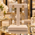 Boucles d’oreilles longues femme 65 mm – Trèfle doré, zirconiums et perles baroques