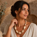 Collier bohème chic luxe 56 cm – howlite beige, perles bois et laiton plaqué or