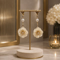 Boucles d’oreilles fleurs de soie ivoire et perles – Plaqué or, bijou bohème chic 🤍✨