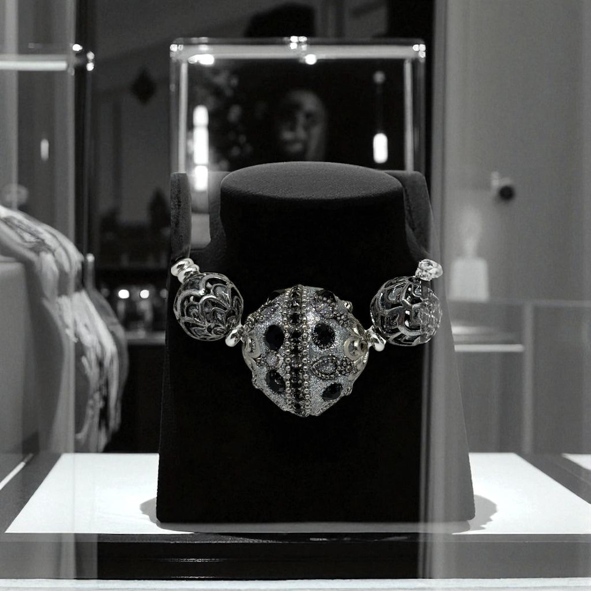 Collier en obsidienne naturelle et perles cisellees 2235