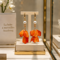 Boucles d’Oreilles Fleur en Soie Corail & Perle de Coquillage – Vermeil et Zirconiums