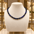Collier en lapis-lazuli bleu profond et plaqué or – 40 cm