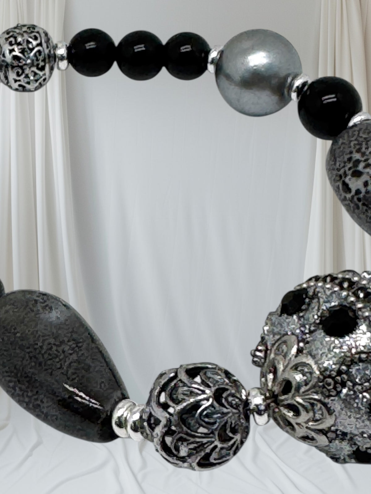 Collier en obsidienne naturelle et perles cisellees 2235