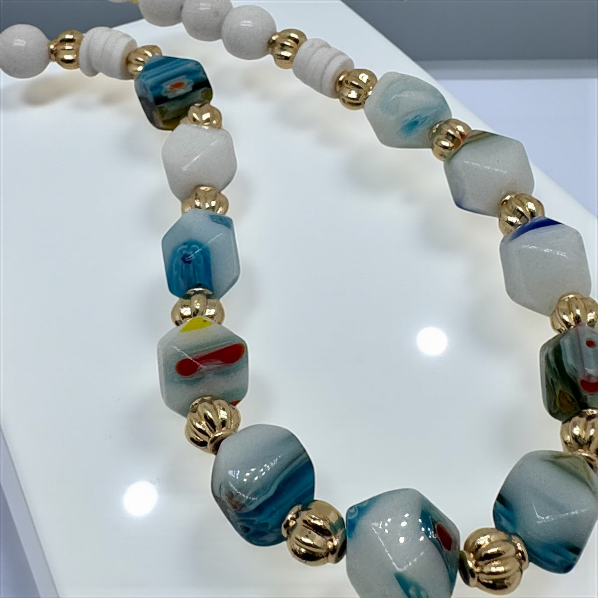 Collier en jade blanc et perles mille fleurs 2241