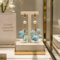 Boucles d’oreilles Fleur en Soie Bleue & Perle de Coquillage – Vermeil et Zirconiums