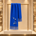 Écharpe de luxe en cachemire ultrafin bleu royal brodée de fleurs de cerisier – 180 × 69 cm