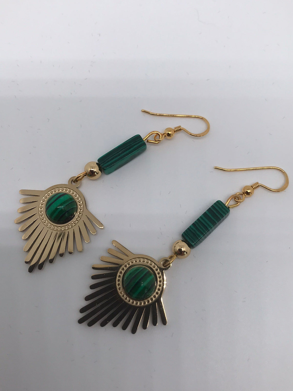 Boucle d'oreilles longues plaquées or et malachite naturelle 3014