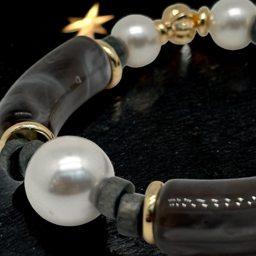 Bracelet en perles de culture et bakélite 1168