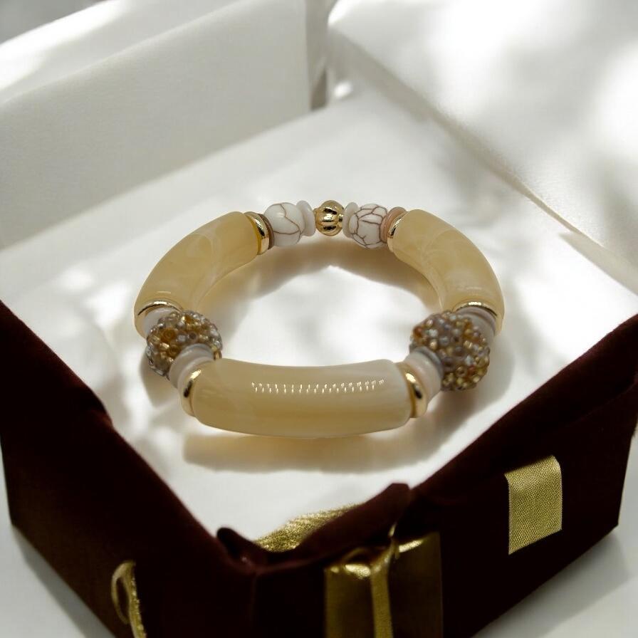 Bracelet howlite, perles indonésiennes et bakélite 1163