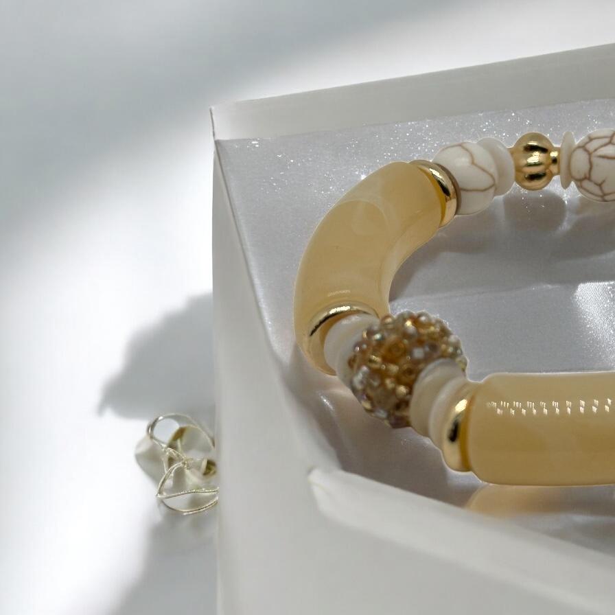 Bracelet howlite, perles indonésiennes et bakélite 1163