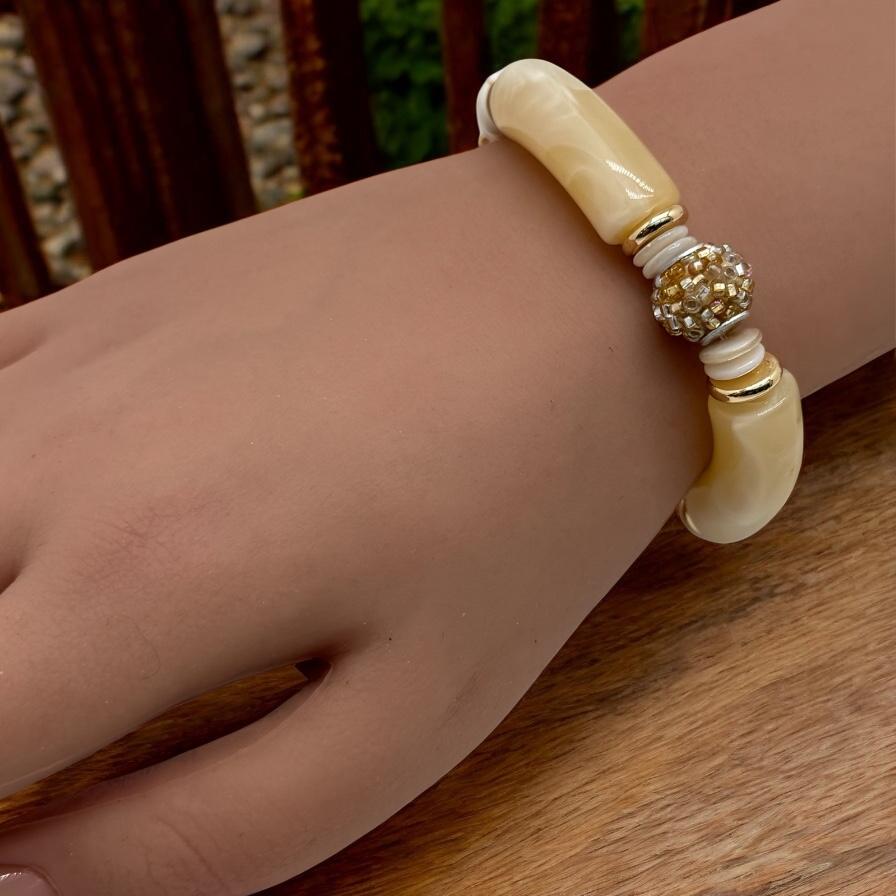 Bracelet howlite, perles indonésiennes et bakélite 1163