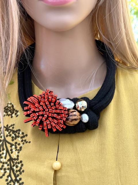 Collier ethnique  corde et pierres fantaisies 2191