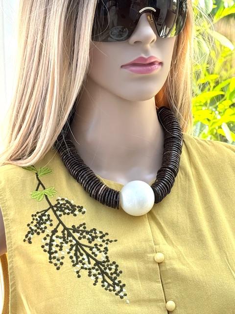 Collier ethnique en boie et perle fantaisie 2193