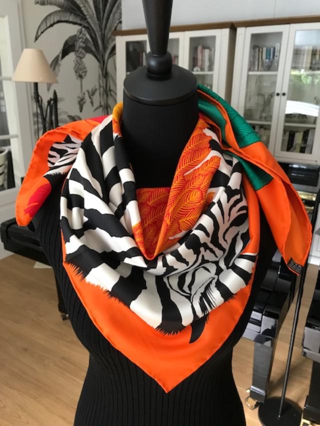 Foulard en soie orange motif "zèbre" 4023