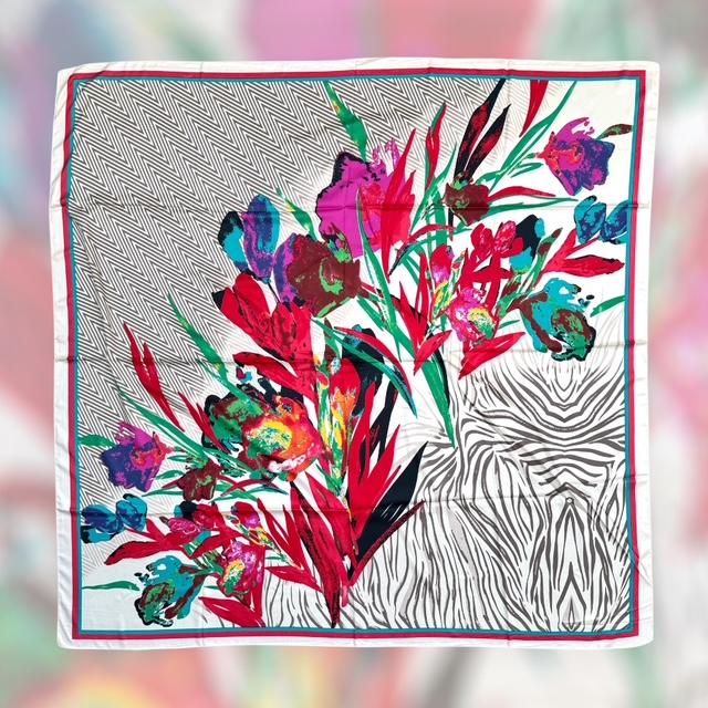 Foulard en soie  motif fleurs 4057